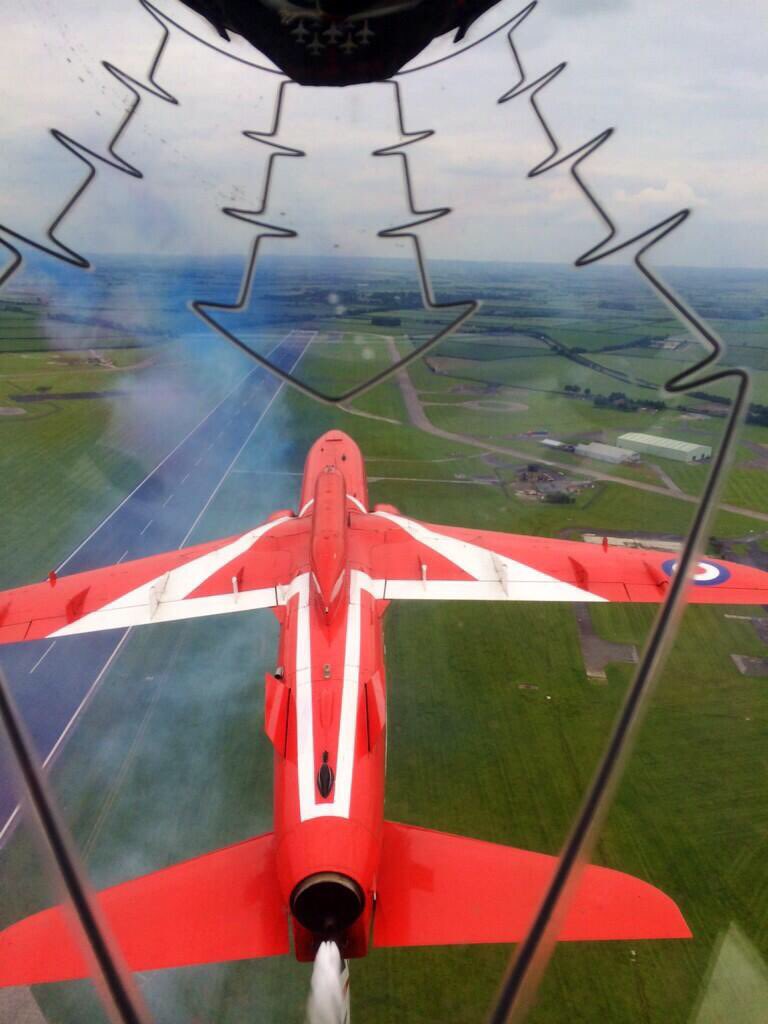 I get to teach @RAFRed7 how to fly inverted close formation today - my favourite type of flying! Looks like this 😄