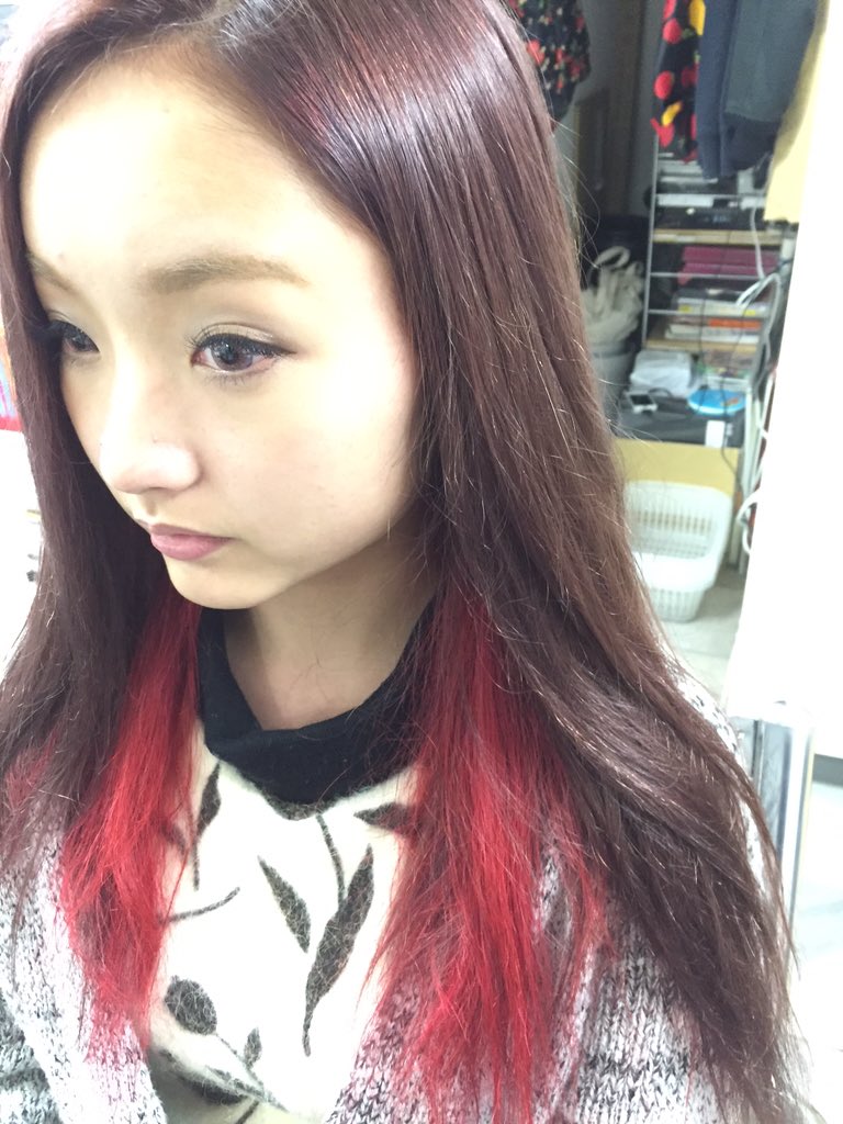 ストロベリーロックス 赤羽カラー専門店 V Twitter 本日のヘアカラー オシャレの秋ってことで赤味のあるブラウンとしっかり真紅の赤でツートン カラー トップはトーンダウン インナーは色味のみをオン ボルドー 派手髪好きな人rt V系 インナーカラー ツートン