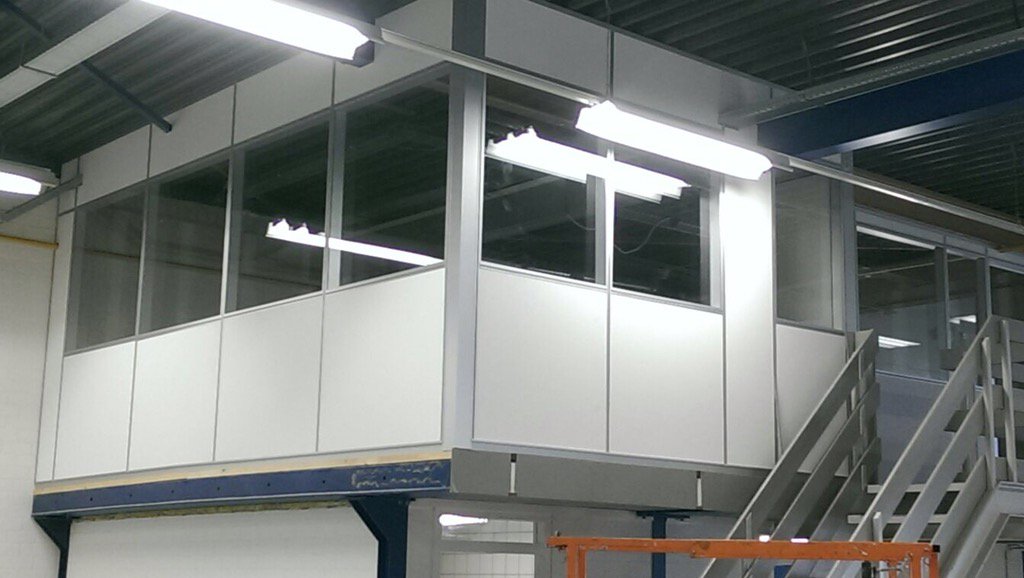 Een bedrijfshal in #Eindhoven voorzien van onze #systeemwanden. Glaselementen en dichte wanden. #afbouw