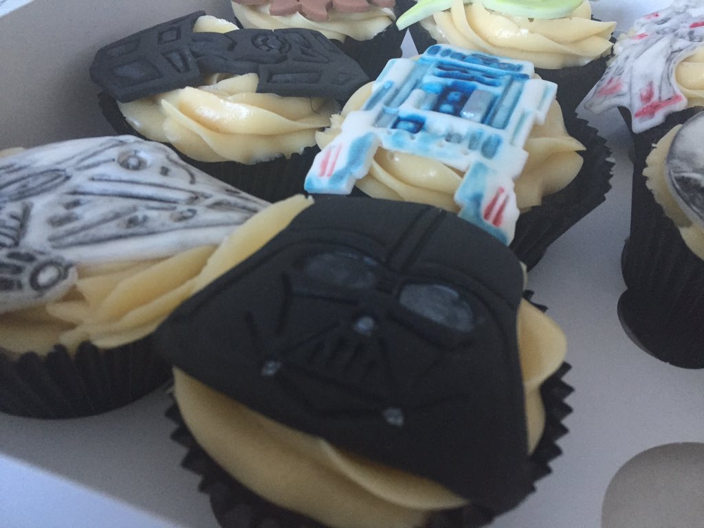 rhodelinda's tweet photo. Las reuniones con #StarWars molan mas! #happygastro #SoyTuPadre #ComunicandoConFlow https://t.co/Mth8CrVD2p