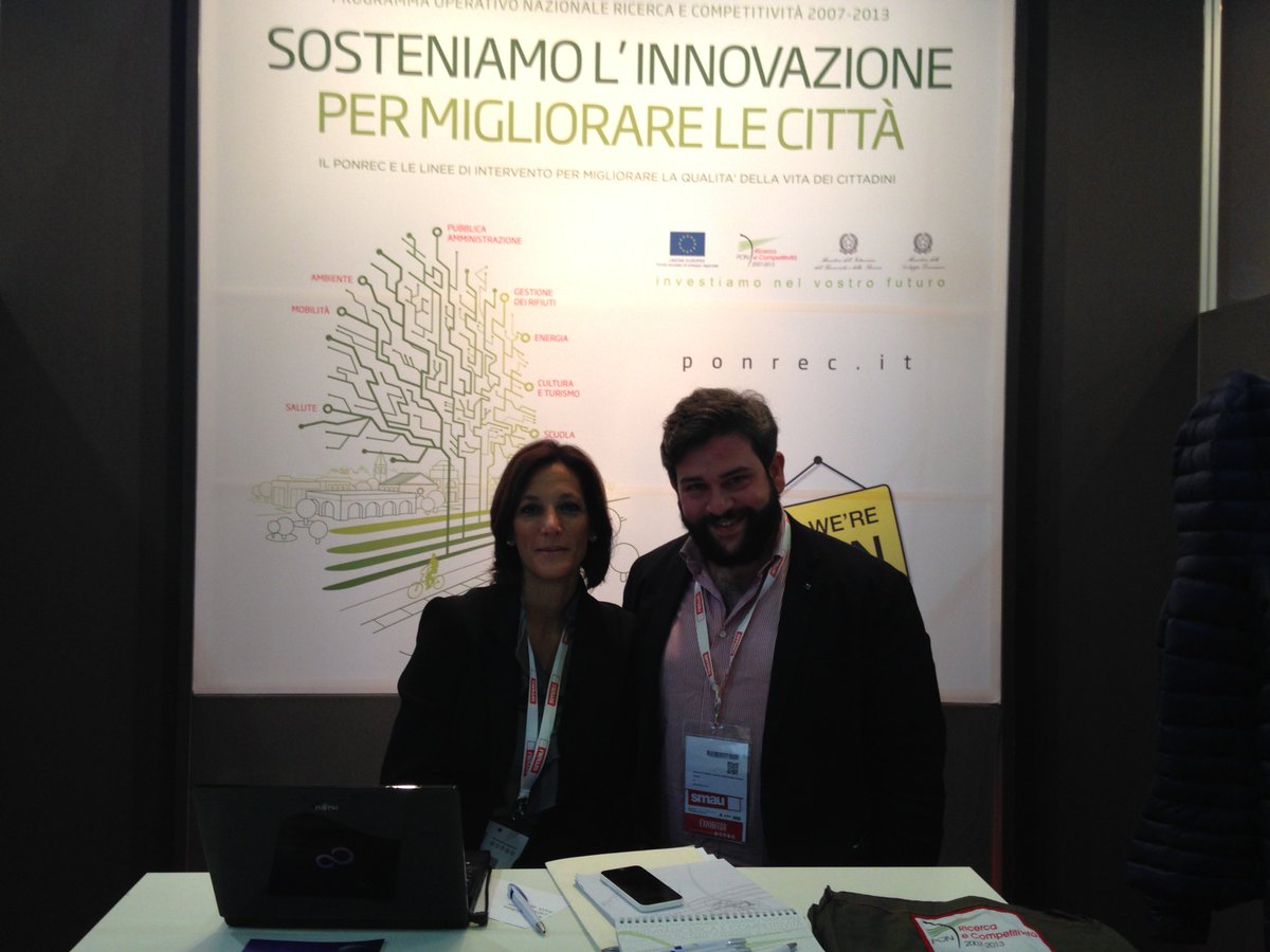 <a href="/RaffaellaLazza1/">Raffaella Lazzari</a> di <a href="/MiurSocial/">MiurSocial 😷</a> <a href="/PONREC/">PONREC</a> con il team di <a href="/Prog_Prisma/">Prisma</a> a <a href="/smaunotes/">SMAU</a> #Smau