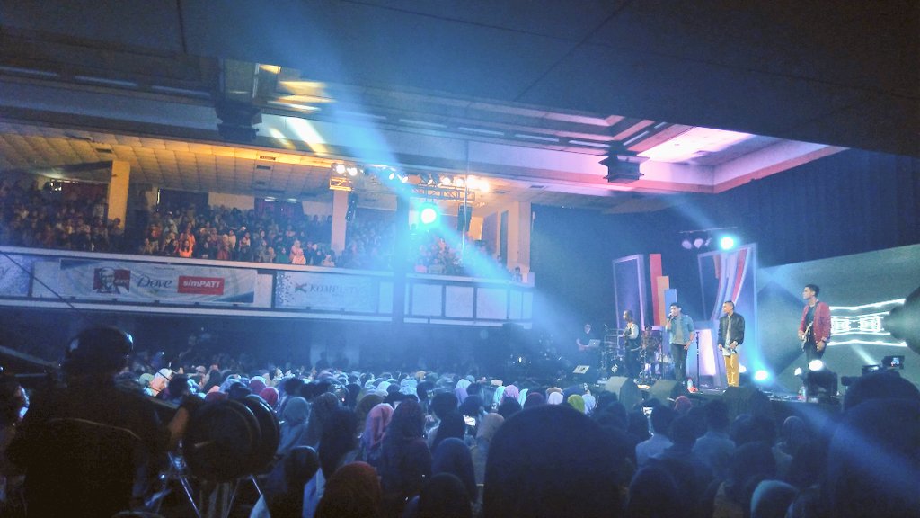 "Salahkah aku bila waktu ini tak hanya untukmu..." RAN On Campus Universitas Sebelas Maret Solo #KampusKompasTV