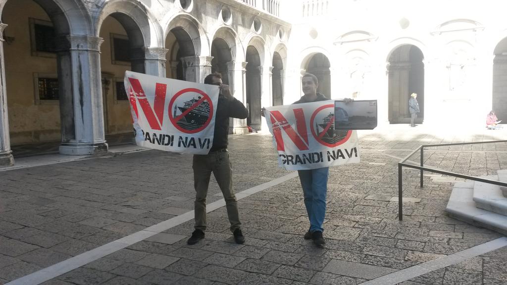 NoGrandiNavi Venezia tweet media