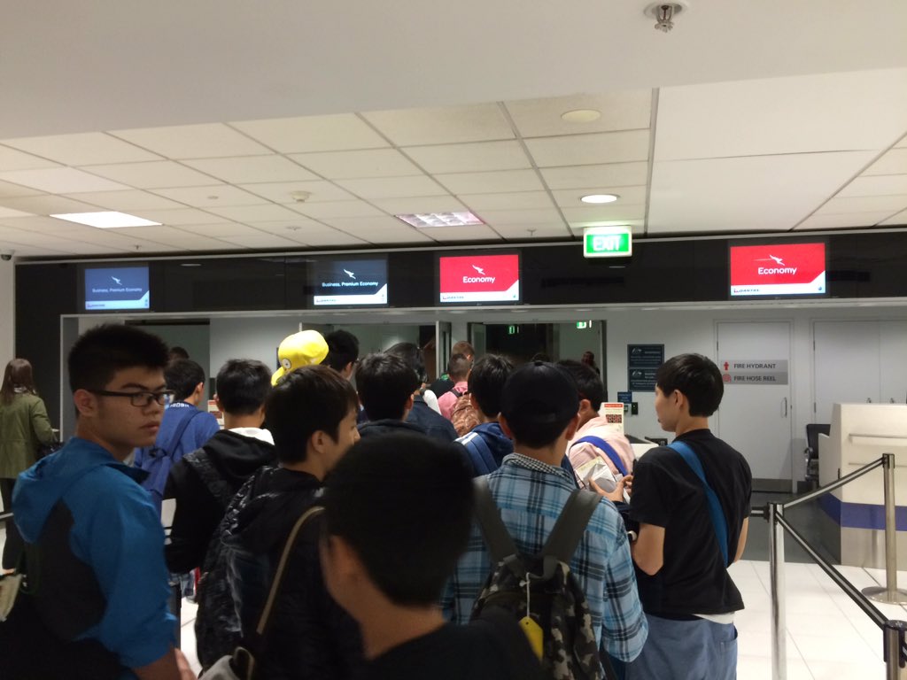 日本大学豊山高等学校中学校 中3 修学旅行 1班 オーストラリア での全行程を終え シドニー空港に到着しました 出国審査や手荷物検査を済ませ これから飛行機に搭乗します 飛行機は21時40分にシドニー空港を出発し 羽田 空港に日本時間の5時30分に到着