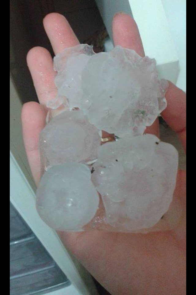 metsul's tweet photo. IMAGEM | Impressionante o estrago do granizo em Santiago. (via @radiouirapuru) https://t.co/DU48S9gN8y