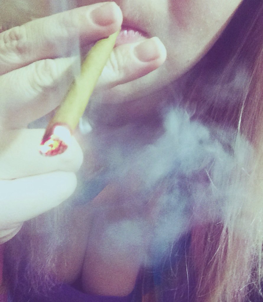 Ms_blazed's tweet image. I love big blunts! Follow me on Instagram. Blunted_bombshell