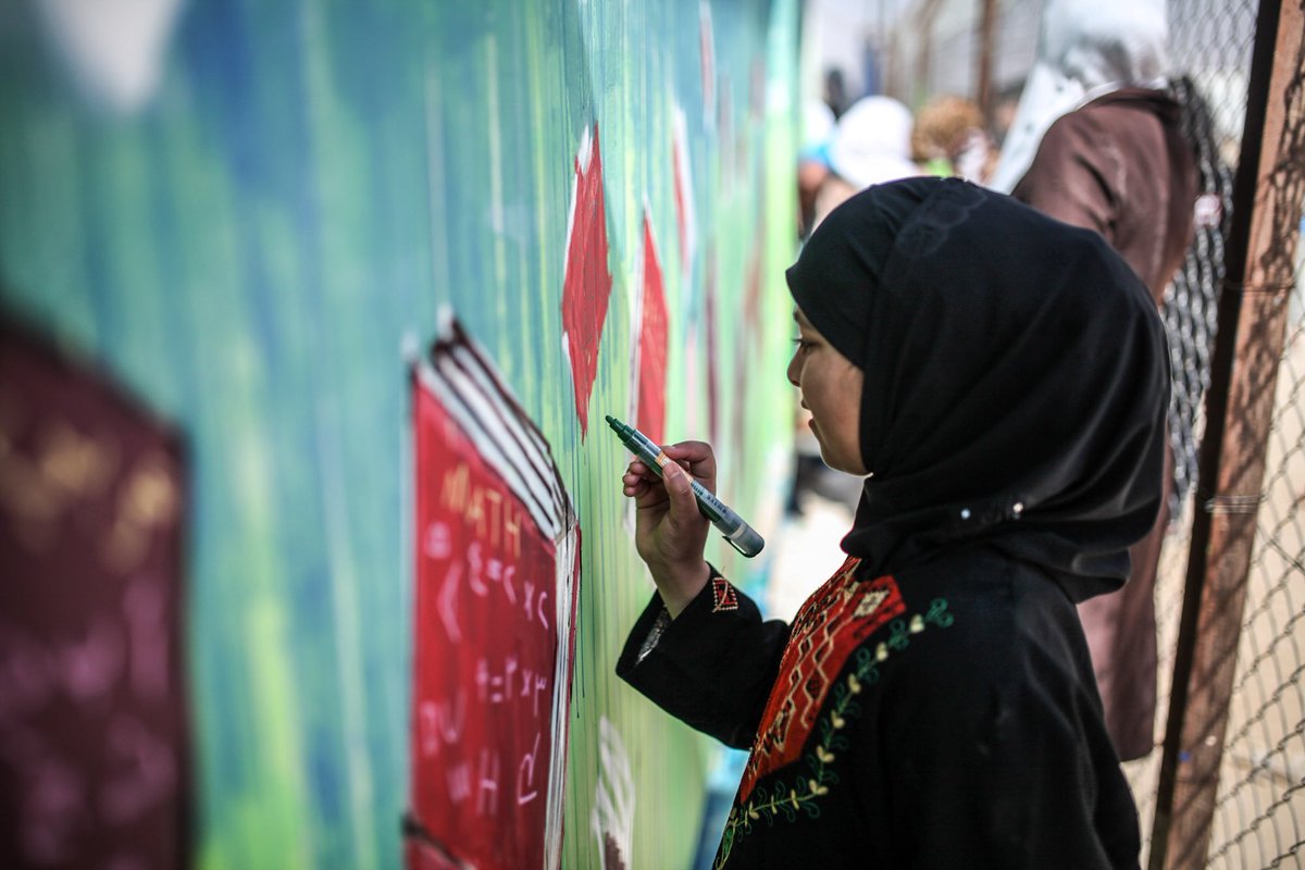 aptARTs's tweet image. #syrian Youth painting about education in #Zaatari with @WarChildUK &amp;amp; @Herakut!