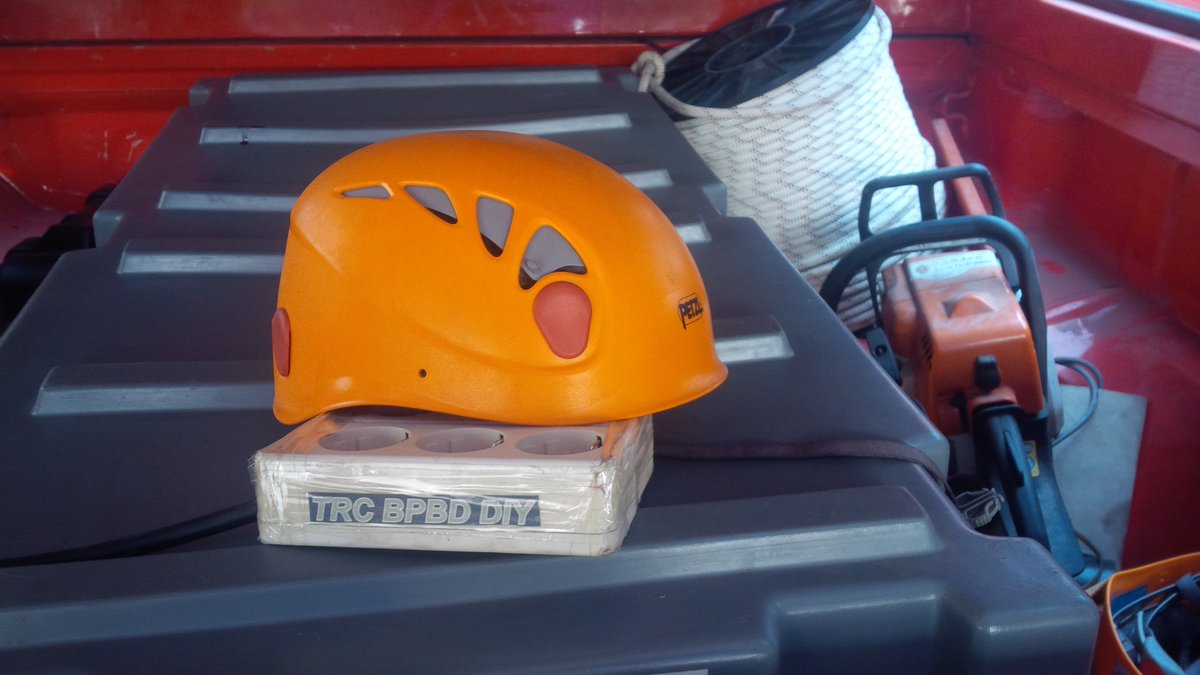 Saat ini tim <a href="/SAR_DIY/">SAR DIY</a> melakukan evakuasi dgn metode Vertical Rescue didukung peralatan TRC BPBD DIY. #lakagoa