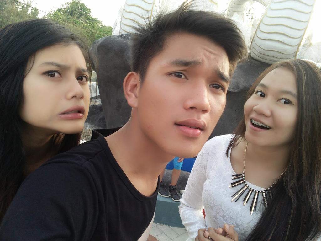 BellAngelous's tweet photo. @RagSa_k BellaAlvionanda.penumanganbaru.smkn1tbt.sore hari di tugu ratou panaragan jaya 😆 #wisatatubaba https://t.co/OcDIUZEGXf
