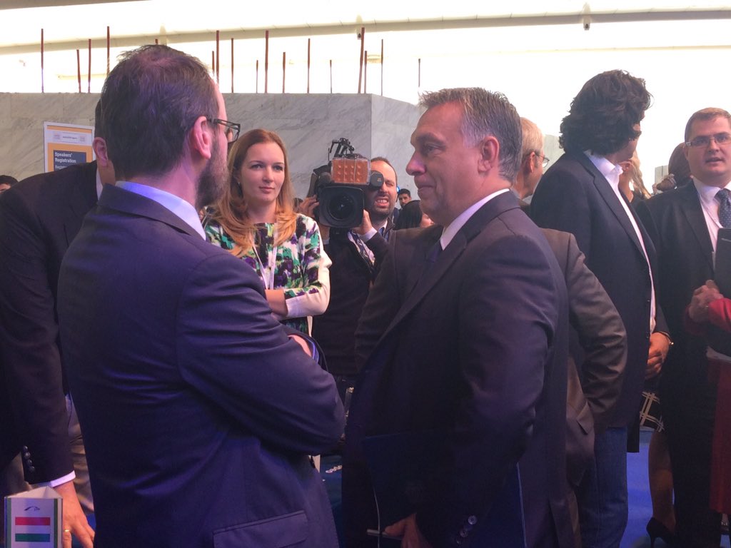 valentinapop's tweet image. Standing ovation for Merkel as she walks into @EPP congress hall. Orban, not so much.