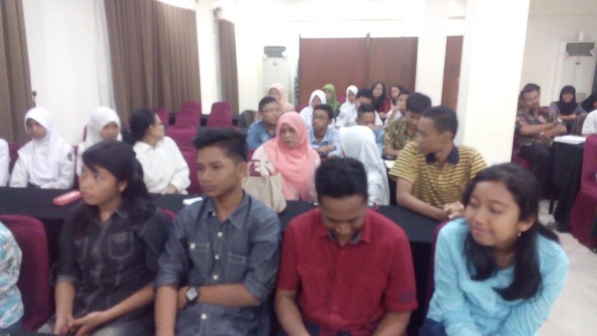 fosga_'s tweet photo. @fosga_  berbagi Ilmu untuk adek-adek tim LPIR Jawa Tengah. @ganjarpranowo @nurhadi_a @whatsupsmaga #Gogetgold https://t.co/FCi7GoC6Sf