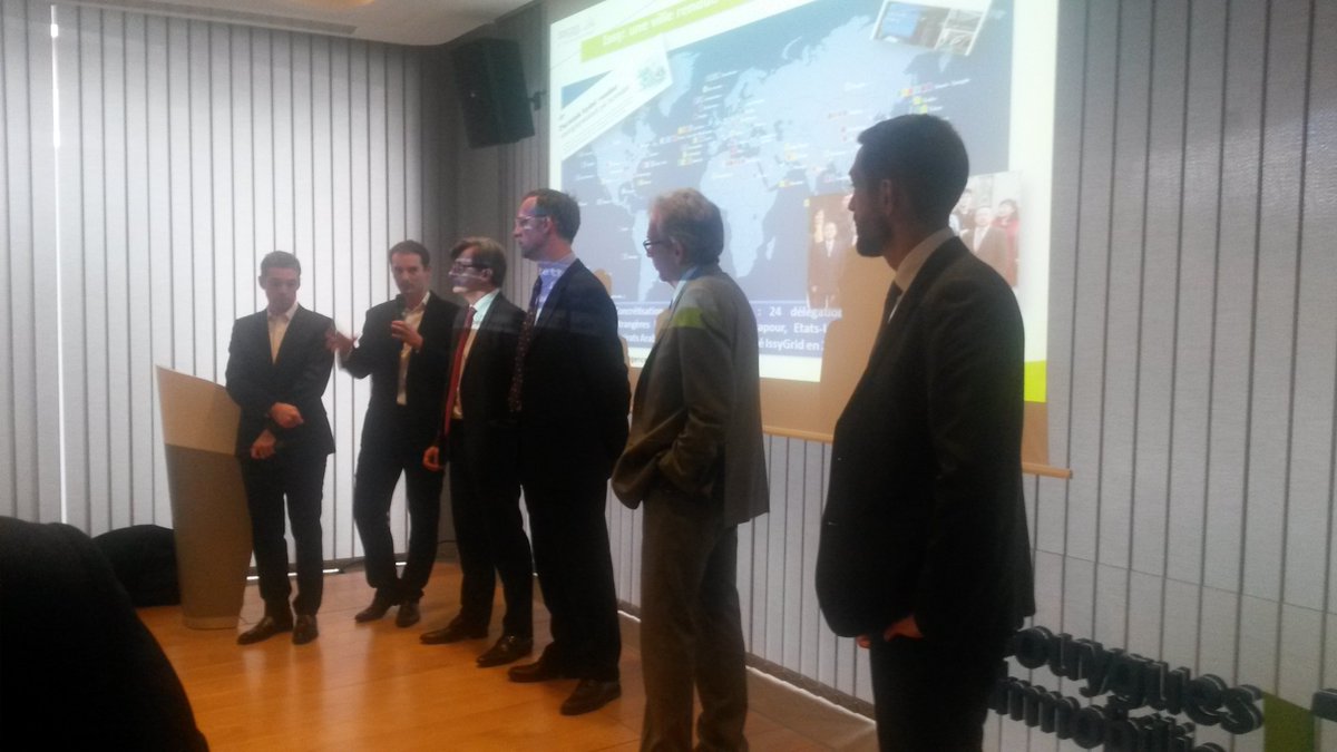 chgl95's tweet image. Rencontre avec la Fédération Wallonie-Bruxelles sur la ville connectée. Présentation d&apos;#IssyGrid cc @SO_digital