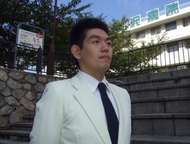 神戸大学混声合唱団アポロン 第3ステージご紹介 正指揮者鈴木勝利です 松下耕さん作曲の 鳥のために は 16年前に関西学生混声合唱連盟のために書かれた組曲です 激しく または繊細に描かれた内戦の悲惨さと平和への祈りを 今を生きる若者の音で 神戸大学混声合唱団アポロン 第3ステージご紹介 正指揮者鈴木勝利です 松下耕さん作曲の 鳥のために は 16年前に関西学生混声合唱連盟のために書かれた組曲です 激しく または繊細に描かれた内戦の悲惨さと平和への祈りを 今を生きる若者の音で