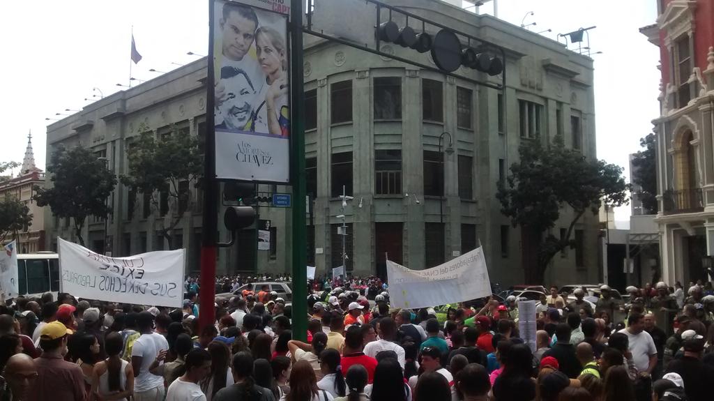 lubrio's tweet image. Trabajadores de @minculturave protestamos frente @ViceVenezuela ante no cancelación de ningun ajuste salarial 2015