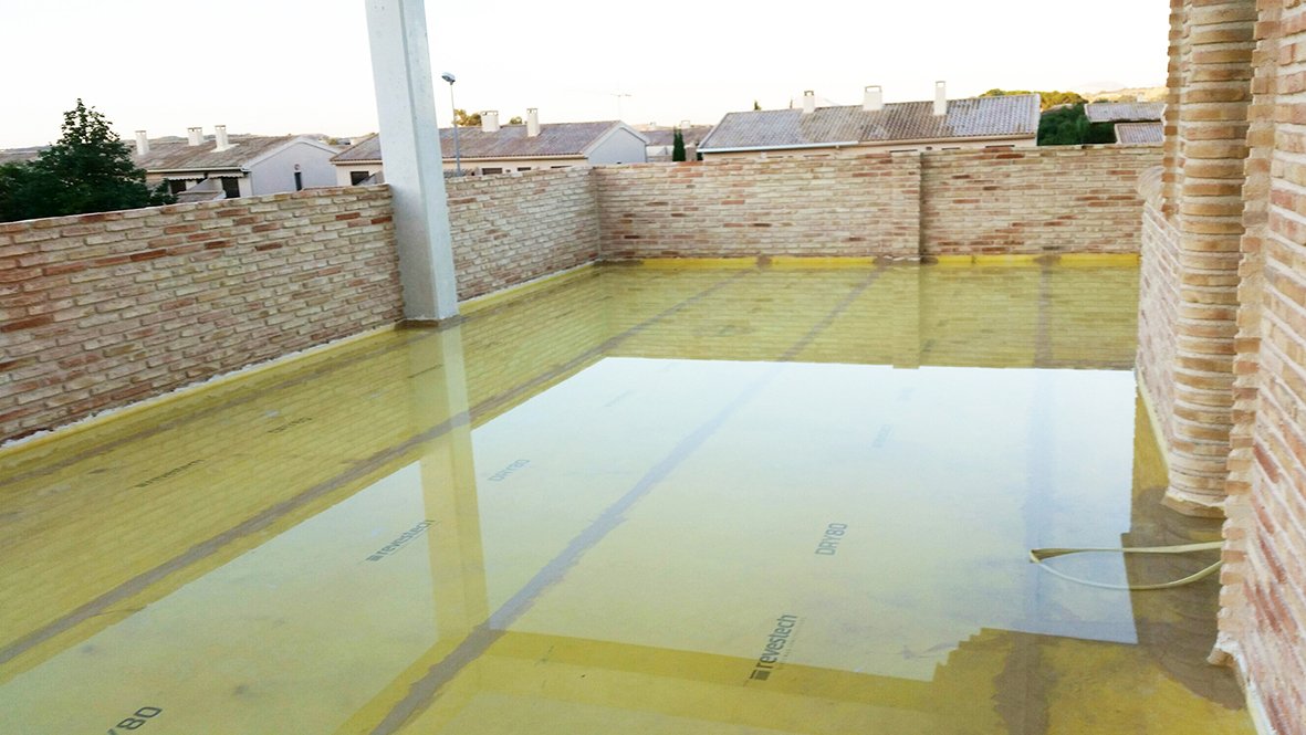 Pruebas de inundación para testear la #impermeabilización de #terrazas con nuestro sistema DRY80 pasadas 72 h.