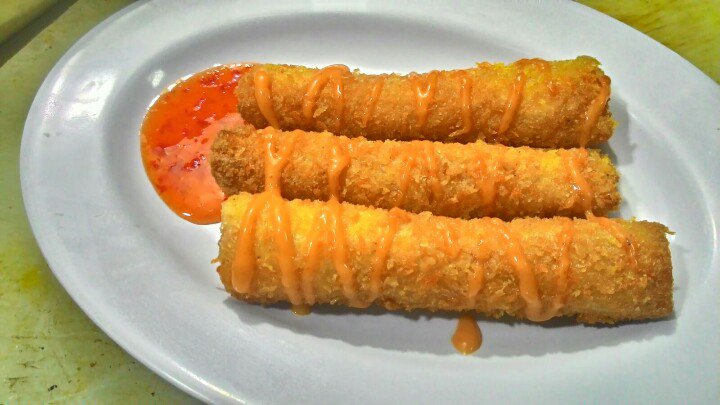 Riswoles Pejuang 6rebu dalem nya teh ada tumisan sayuran dan sosis lejat lah #kulinerbandung #makanpakereceh