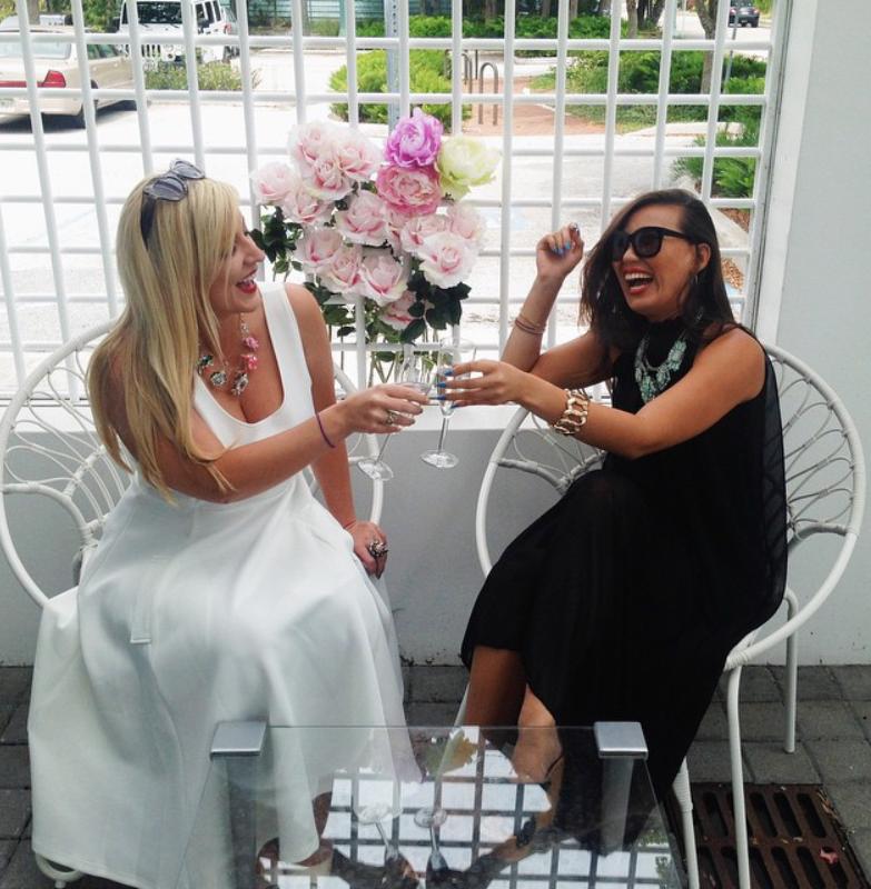 AlexLinfashion's tweet image. Laugh a little 👯👯 xx #AlexandraLin