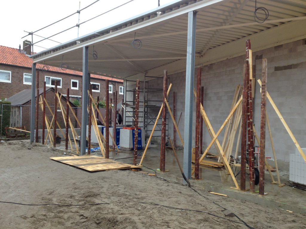 KBGprojecten's tweet image. Volop aan het bouwen! Zaterdag wordt een deel van de dekvloer aangebracht, er worden enkele parkeerplaatsen afgezet.