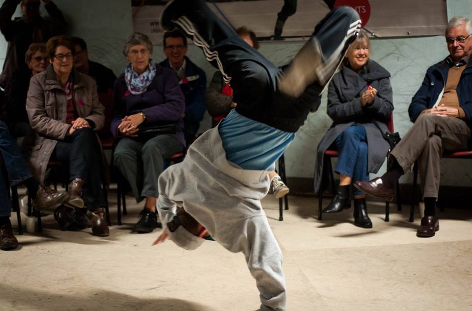 100 senioren volgen lezing/workshop #hiphop, gegeven door Mad Skills, bij Area51