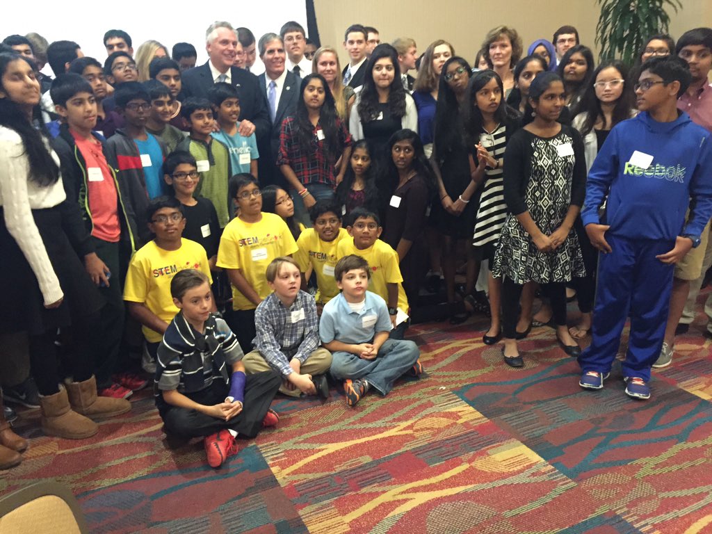 Tech_NicholeEDU's tweet photo. Our #LibertyFlying5 team met @GovernorVA at the #lcpschallenge #innovation #STEM @LCPSLiberty https://t.co/QBoEpiKYik