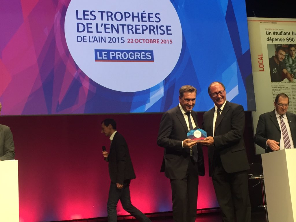 OyonnaxRugby's tweet photo. Trophée de l'innovation remis à Philippe Boulette-Scola par Jean Deguerry #Infiplast #CCHB #PartenaiesUSO https://t.co/ke5ptIpGDC
