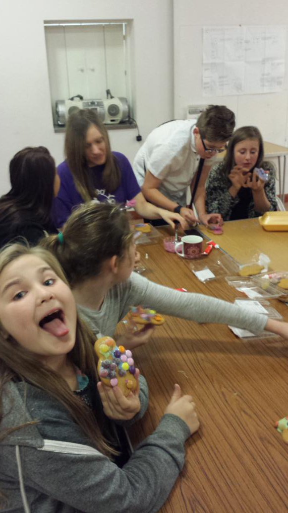 Interlinked_YW's tweet image. Cake decorating, carol singing and sugary sweets... another crazy night with our amazing young people  at Amplify