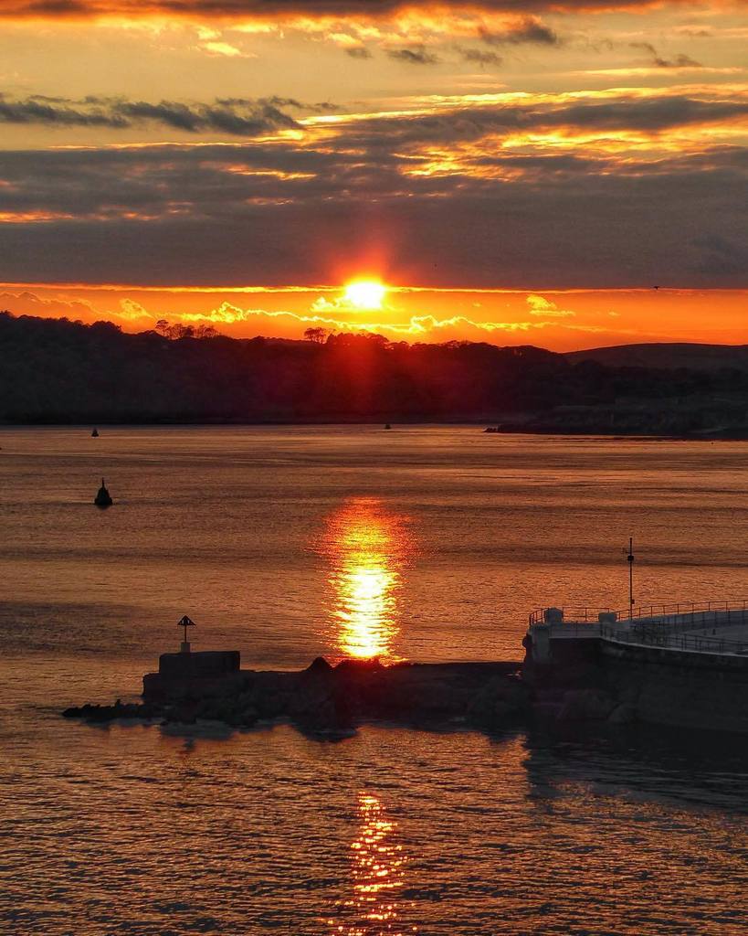 seanpaull's tweet photo. Hoping this wasn't the last of the summer... Monday evening Plymouth Hoe. #plymouth #plymo… https://t.co/kkqum9Ewci https://t.co/flVu87F2S2