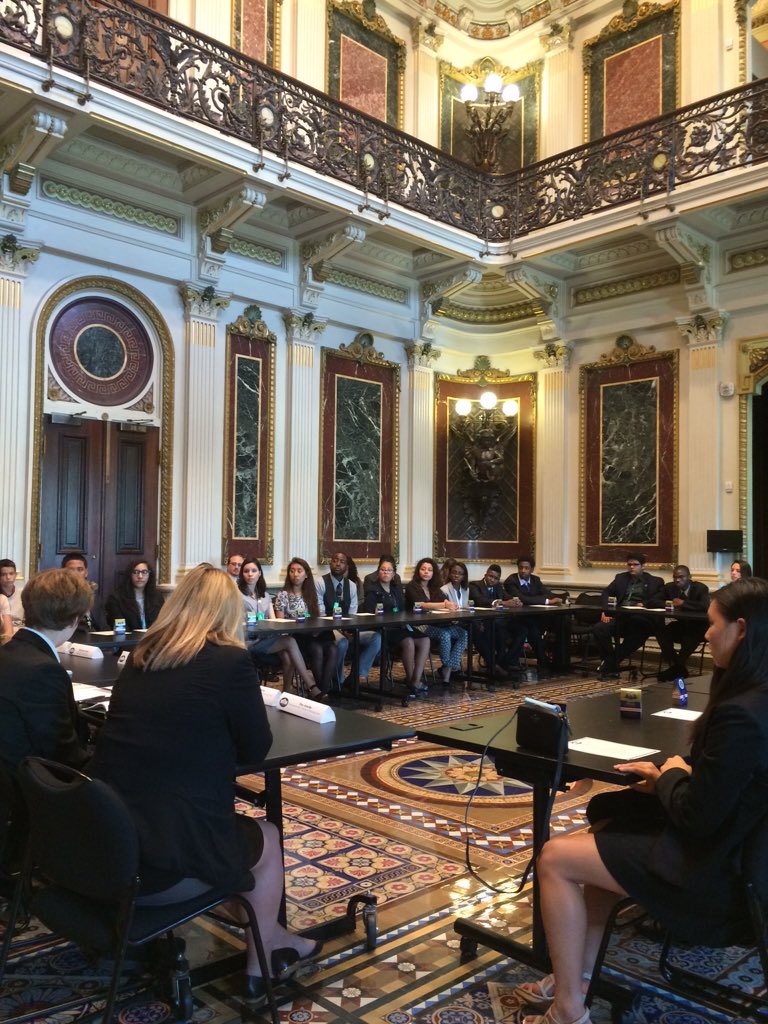 HHFoundation's tweet photo. A beautiful room full of bright #LOFTFellows coming together with White House staff to share community solutions https://t.co/92ZnAUNuKc