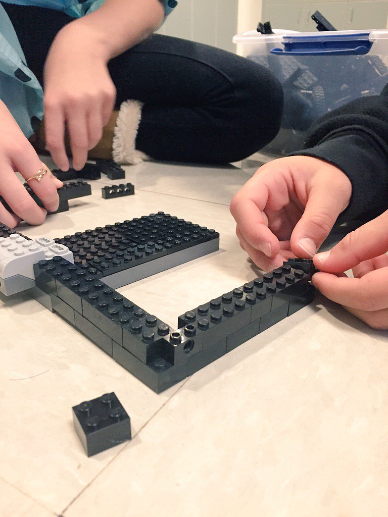 Mrs_Kling_Tech's tweet image. 5th Gr LEGO Time! read diagrams, utilize motor, sensors, processor &amp;amp; program their designs with #ScratchMIT #YIF