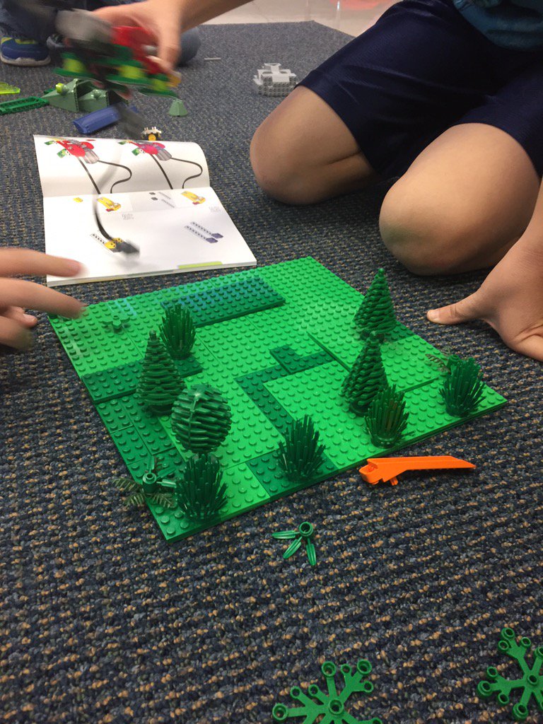 Mrs_Kling_Tech's tweet image. 5th Gr LEGO Time! read diagrams, utilize motor, sensors, processor &amp;amp; program their designs with #ScratchMIT #YIF