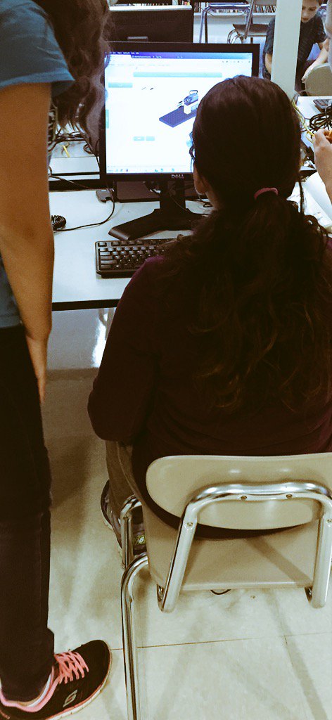 Mrs_Kling_Tech's tweet image. 5th Gr LEGO Time! read diagrams, utilize motor, sensors, processor &amp;amp; program their designs with #ScratchMIT #YIF