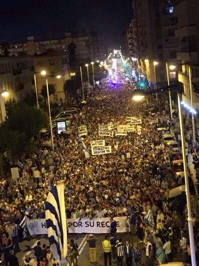 BetisStats's tweet photo. ¡Enormes los recreativistas luchando por su club! Brutales las fotos que llegan desde Huelva. #HuelvaPorSuRecre https://t.co/SjZooEyCAI