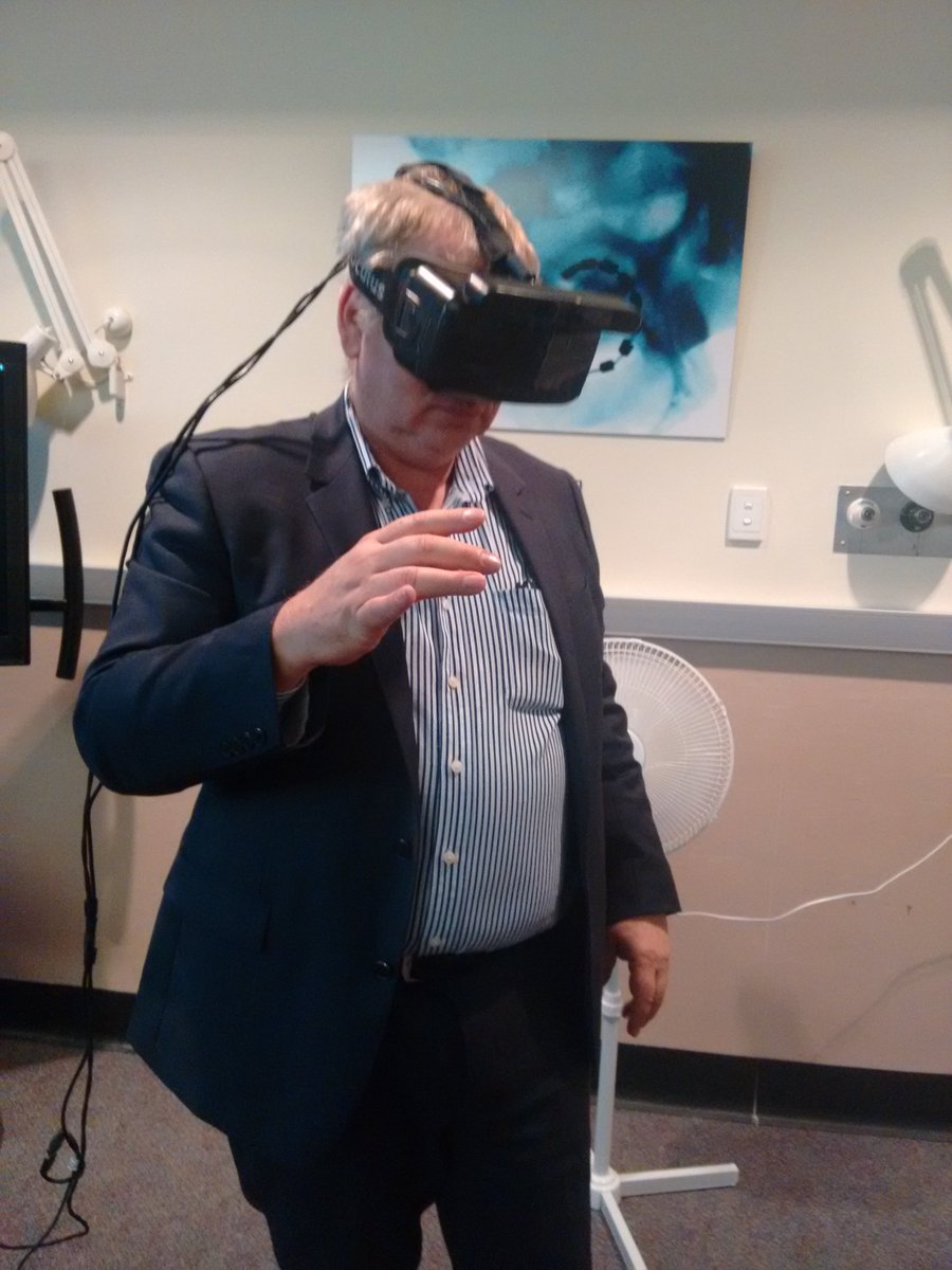 BionicsInst's tweet image. Our @BionicsInst CFO experiencing a simulation of #bionicvision