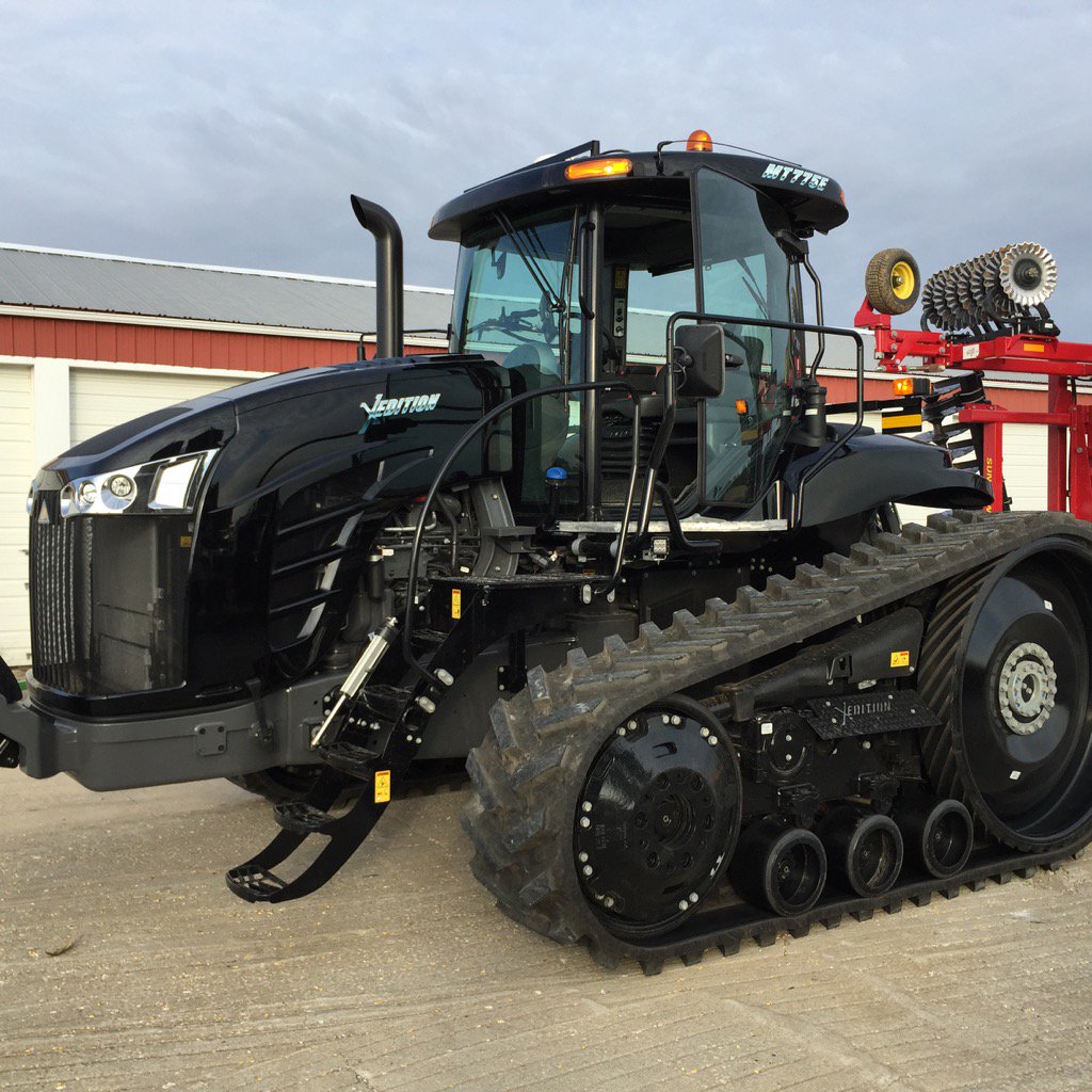 LoderFarms's tweet image. Thanks @AGCOcorp for letting us run this sweet Xedition 775E today