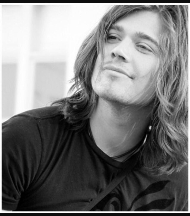 The teenage girl in me wants to wish Zac Hanson a happy birthday. 