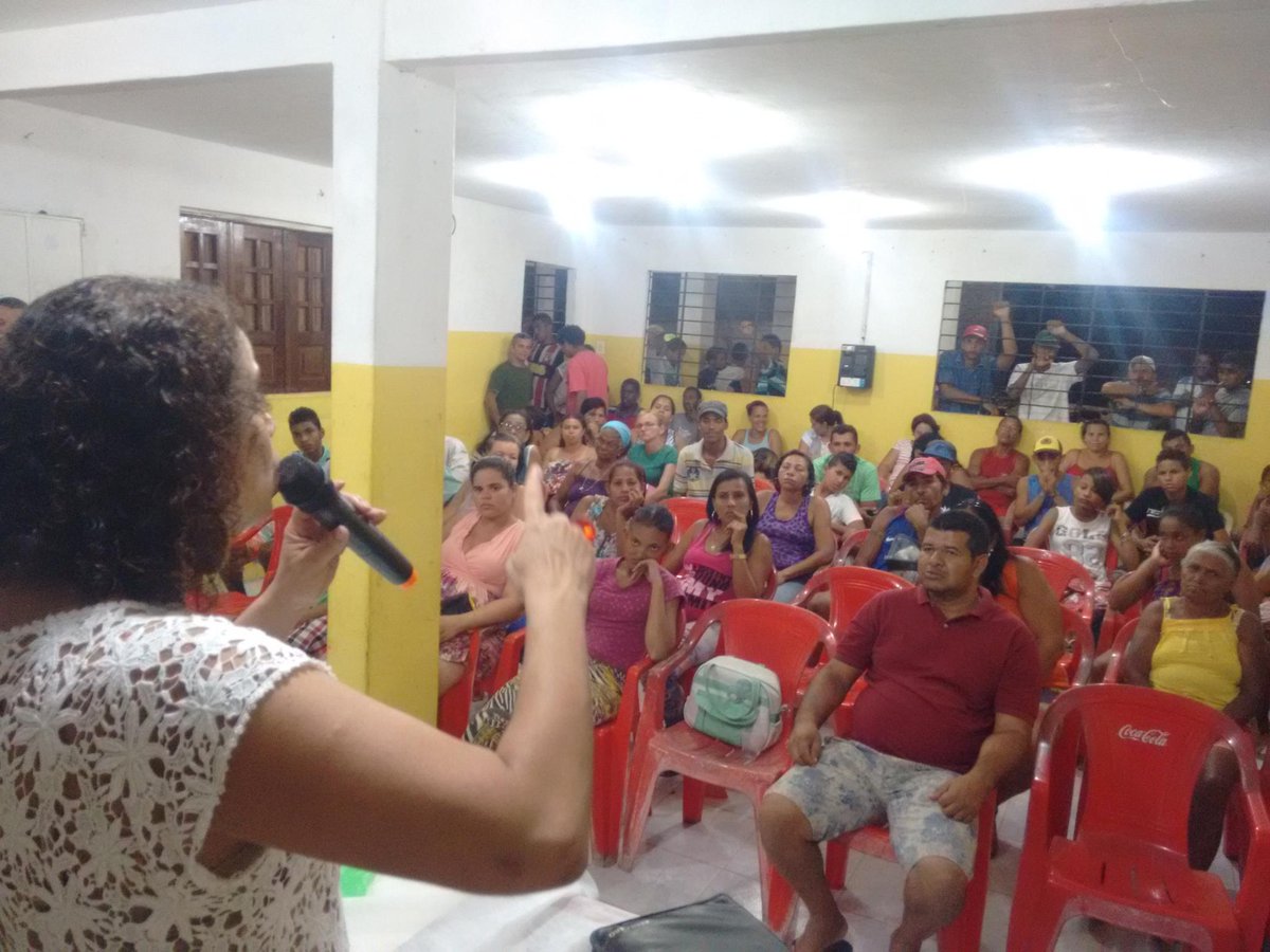 lucianasantos's tweet photo. "Contem sempre comigo lá de Brasília...", dep. Luciana conversa com a base do #PCdoB de #JardimAtlântico, #Olinda https://t.co/SELgOBNo4Q