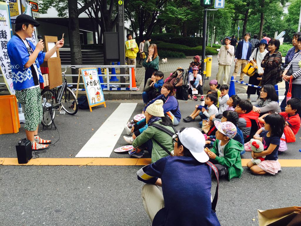 紙芝居もチビッコに大人気。