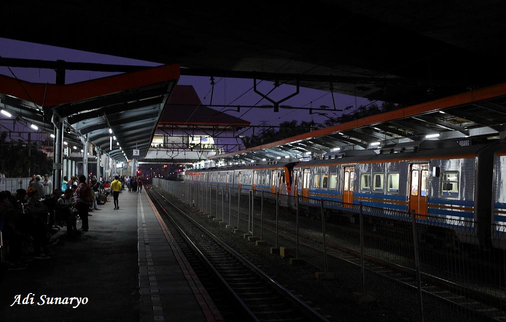 Setiap harinya Stasiun ini cukup padat dengan aktivitas penumpang CommuterLine Jabodetabek #StasiunTanahAbang