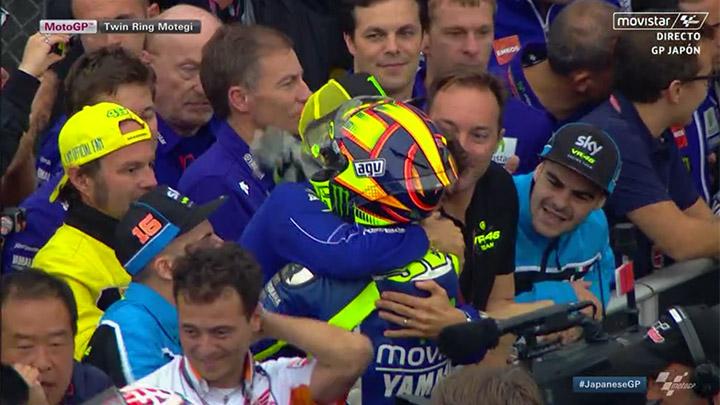 movistar_motogp's tweet photo. Alegría para Rossi que se acerca al título.Con este 2º puesto amplía su ventaja. 18 puntos sobre Lorenzo #JapaneseGP http://t.co/LlUkdOIDf1