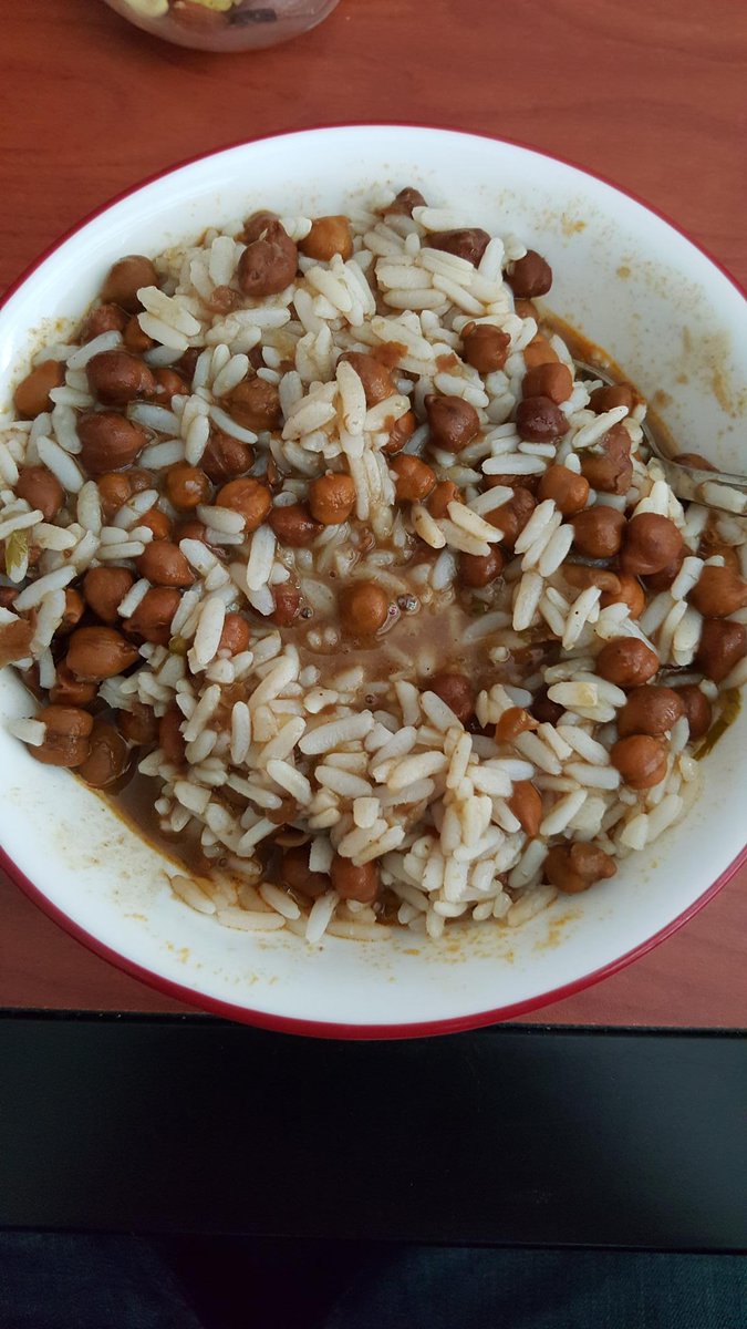 hlkamra's tweet photo. @UWsarahTA lunch from today. Black chick peas &amp; parboiled rice. Somewhat better than the burgers :'( #URwhatUtwEat http://t.co/AMsdqHlZjz