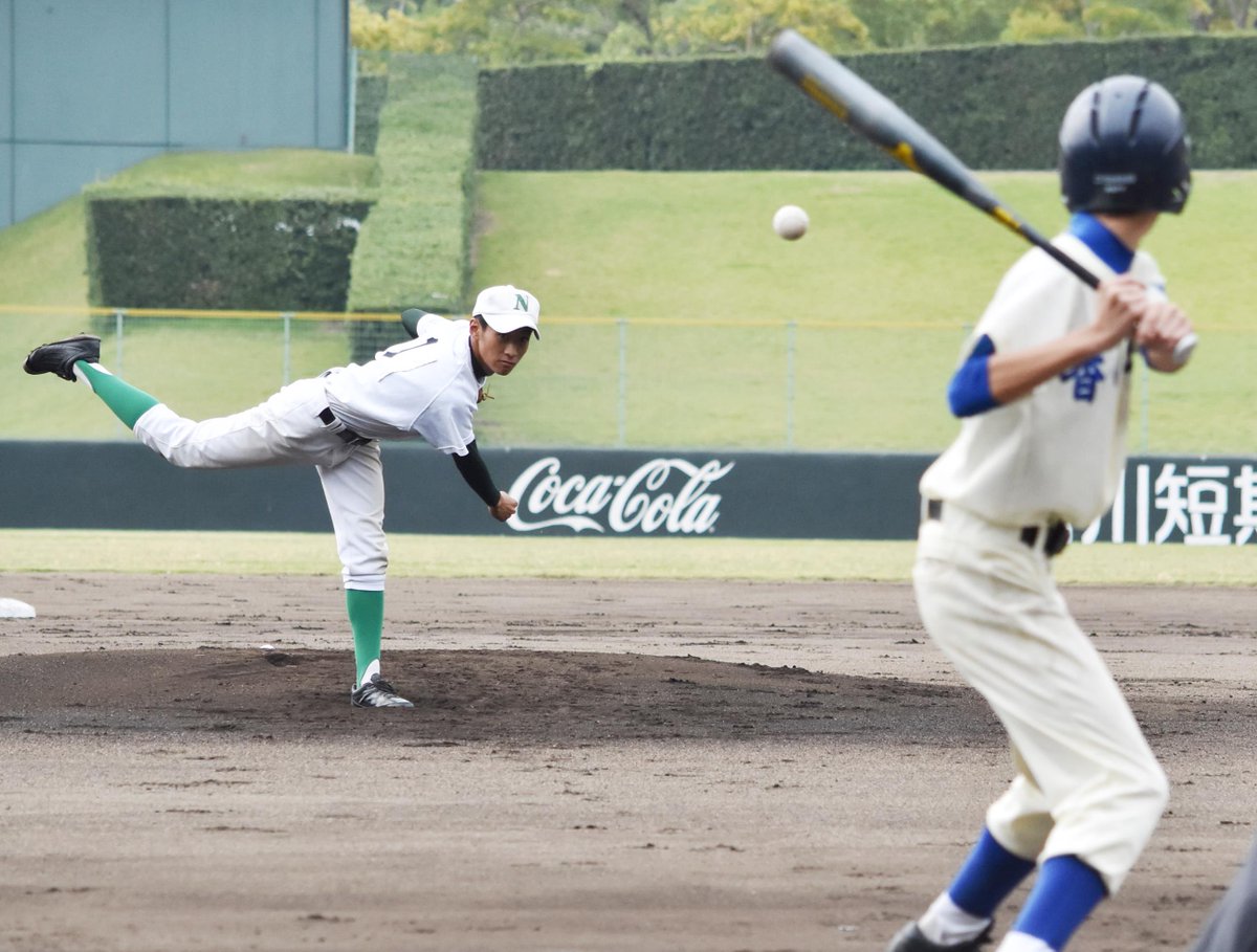 ট ইট র 毎日新聞高松支局 秋の軟式高校野球 写真特集です 優勝した 香川西 藤枝翔椰投手 ２年 と四回裏 犠打で１点追加する香川西 森郁哉選手 残念ながら準優勝だった 農業経営 太田優斗投手 ２年 です Http T Co Ze9y5jq0sa