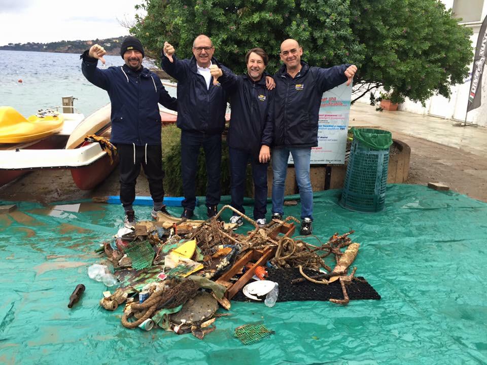 Scubasnsi's tweet photo. E la pila di rifiuti cresce! #ProfondamentePulito 2015 per un mare pulito! #saveourseas #SNSIFamily @aldomontano0586 http://t.co/tlbubaG5wY