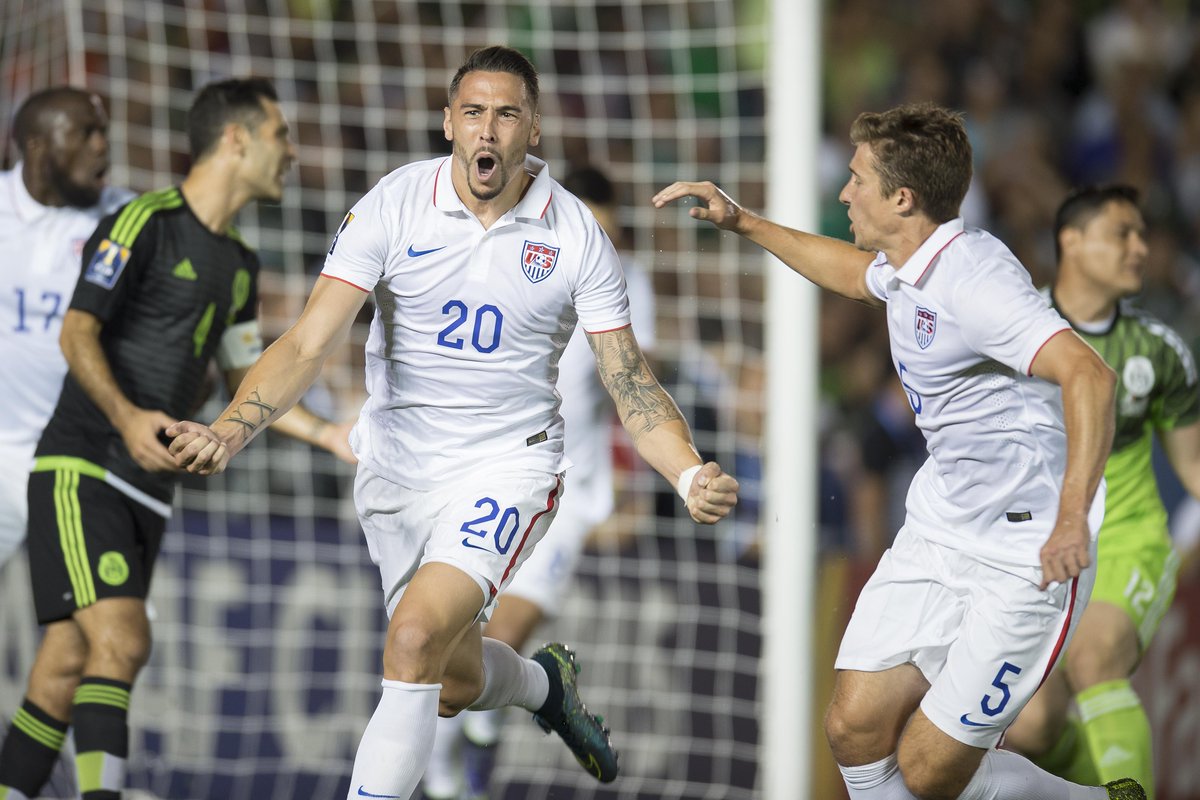 TUDNUSA's tweet photo. #UDCopaCON Así celebró Cameron el tanto del empate de @ussoccer ante @miseleccionmx en el #USAvMEX http://t.co/WEFd5p1Hhb