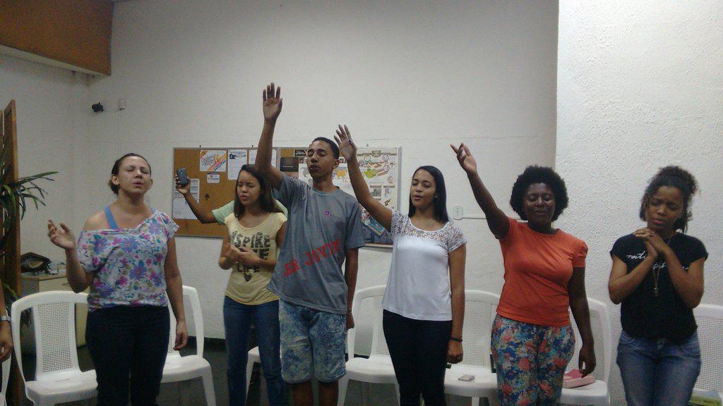 IcPedra's tweet photo. Acampadentro Comunidade Viva RJ
Louvando ao Senhor http://t.co/3kVc8rYMrv