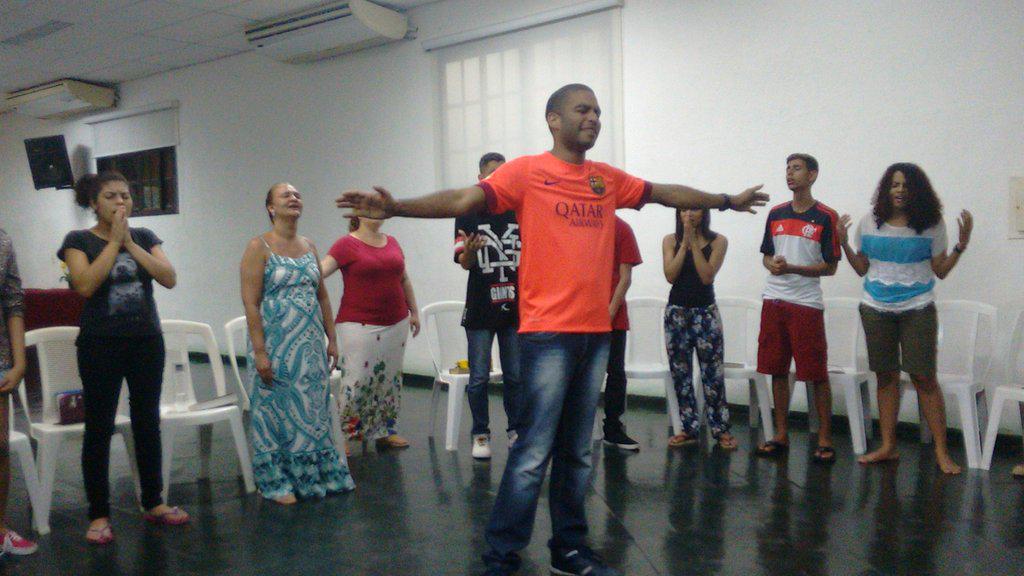 IcPedra's tweet photo. Acampadentro Comunidade Viva RJ
Louvando ao Senhor http://t.co/3kVc8rYMrv