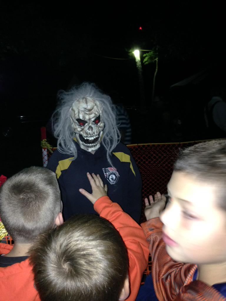 EHTCurrent's tweet photo. Great night at @ScullvilleFire Terror in Junkyard. #eht #nj #halloween http://t.co/7zGTCkNuDr