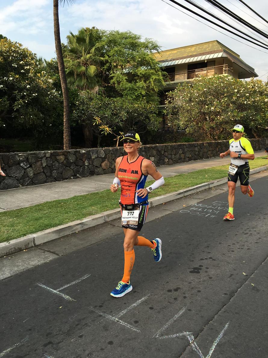 KatherineKellyL's tweet image. On the run looking great! All smiles!!! @IRONMANLive @ironman #ironmanwc #ironmankona #teamkelly @boldinsider