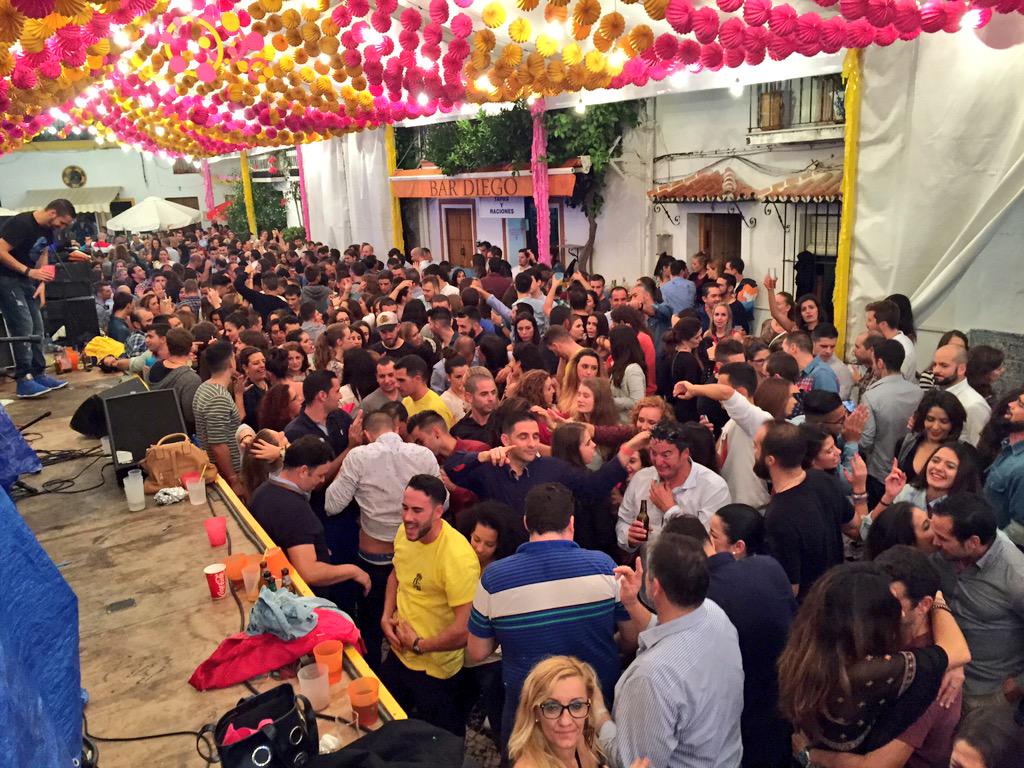 FiestasOjen's tweet photo. 05.00h el recinto ferial abarrotado con @pacocantos1, @Tinoco_Dj y @OrquestaDynamic http://t.co/PsYCsxHzI2