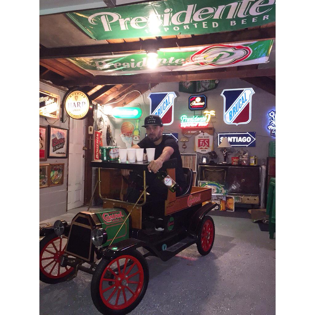 flystarjroc's tweet photo. My homie Garage flooded with old and new DR signs. Presidente beer on deck! #FlyStarz http://t.co/XJadZUdUbv