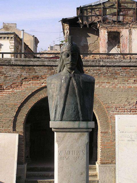 JyadeCythrawl's tweet image. (Vlad Tepes) sculpture, Romania, This statue of the famous Vlad III is located downtown Bucharest